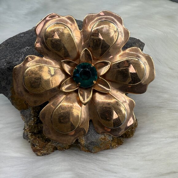 Vintage Gold Tone Flower Brooch w/ Green Rhinestone 40s